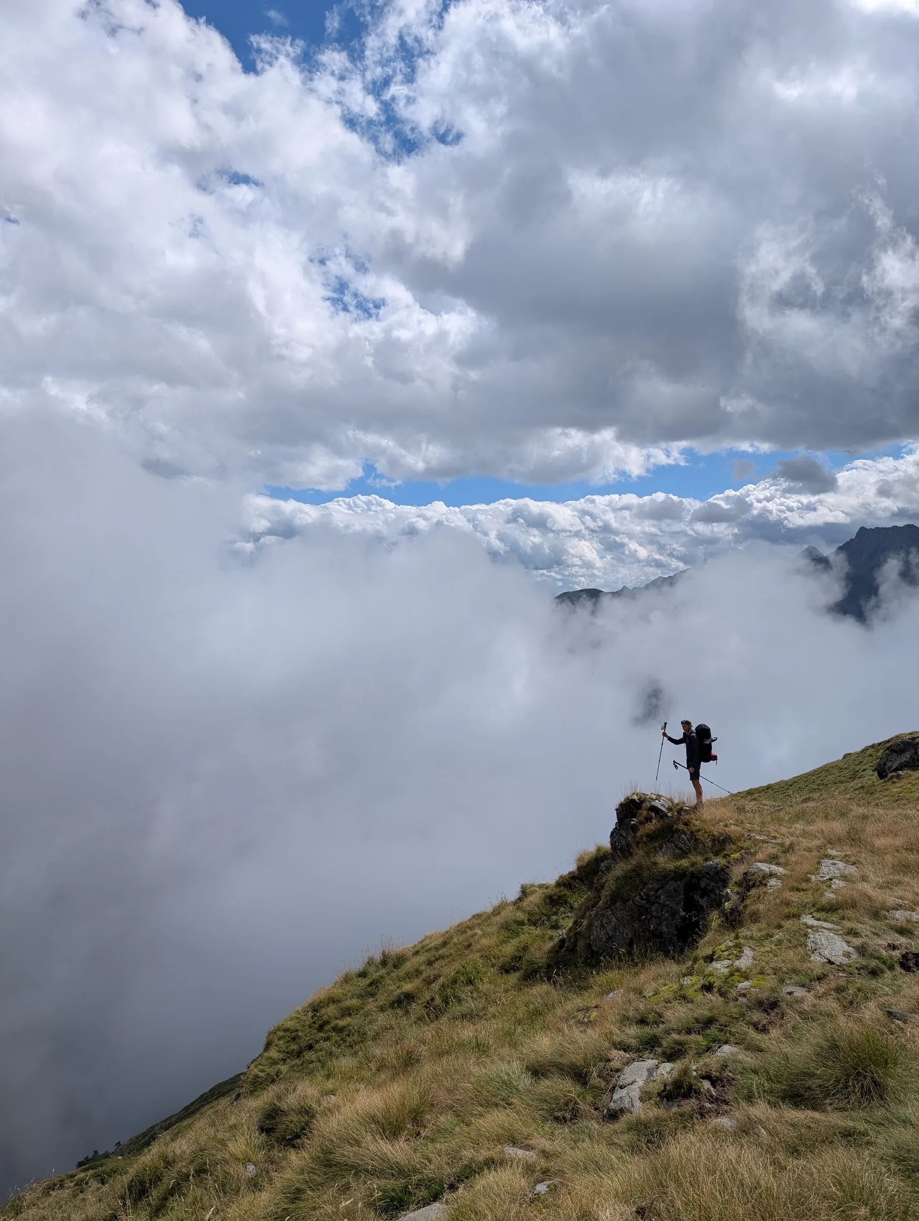 Randonneur sur une crête au-dessus des nuages